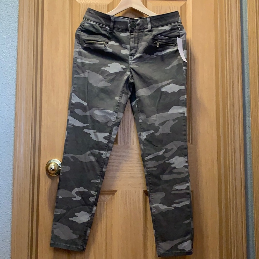 Democracy Ab Technology, Camo Camoflouge Pants, Size: 6, NWT